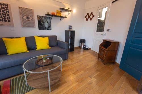 APPARTEMENT CHALEUREUX ARTISTIQUE QUARTIER GARE DU NORD - GARE DE L'EST et GRANDS BOULEVARDS