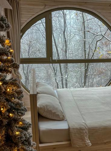 Postel nebo postele na pokoji v ubytování Furo Treehouse