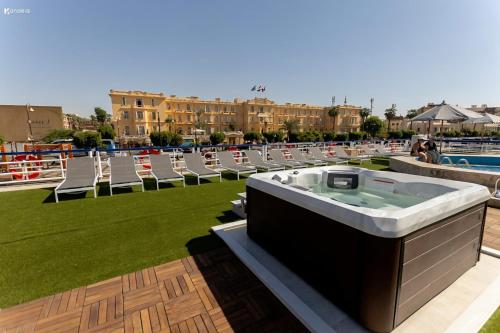 Swimmingpoolen hos eller tæt på Nile Cruise Luxor 4 nights Aswan 3 nights