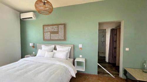 um quarto com uma cama grande com travesseiros brancos em Pearl of Paradise em Saint Martin