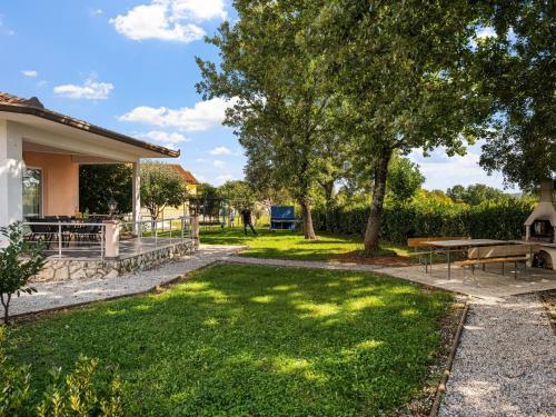 Holiday Home mit Blick auf das Wasser by Interhome