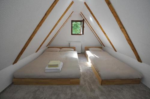 Postel nebo postele na pokoji v ubytování Apartmani Nikcevic Zabljak