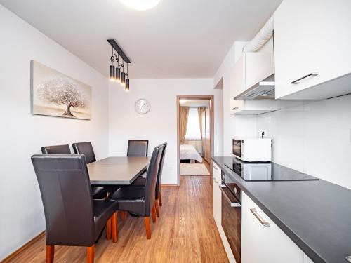 een keuken en eetkamer met een tafel en stoelen bij Grand Family Residence Ljubljana in Ljubljana