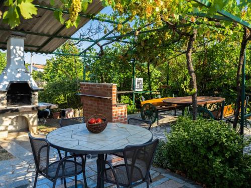Apartment attraktive Wohnung mit privatem Pool by Interhome