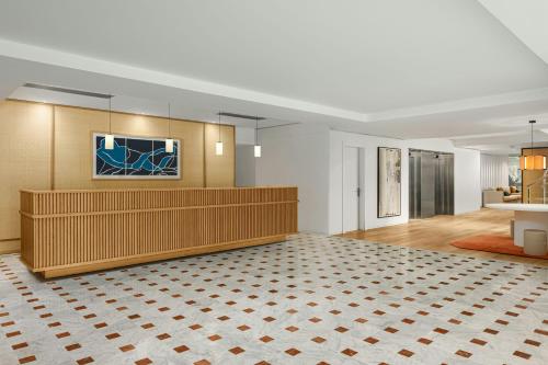 Sabàtic Gavà Mar, Barcelona, a Tribute Portfolio Hotel في غافا: بهو فندق مع غرفة انتظار