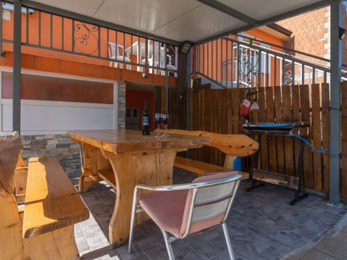 Apartment Haus Orange - Familienfreundliche Lage mit Pool by Interhome