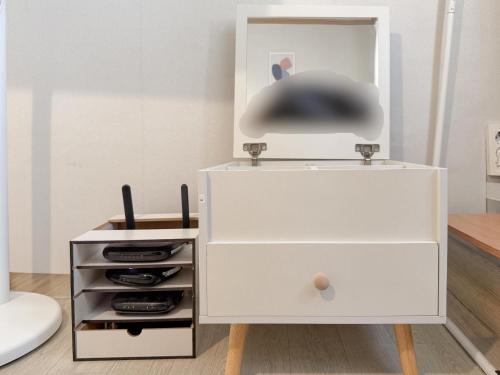 een witte dressoir met een lamp erop bij Dodam 1070 in Busan