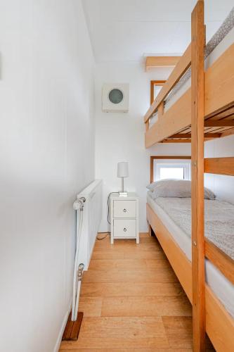 a small bedroom with a bunk bed and a desk at Gezellige chalet in Lithse Ham in Lith