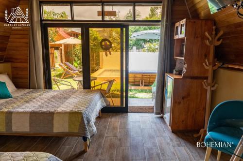 En eller flere senge i et værelse på Cabañas Alpinas en Oxapampa