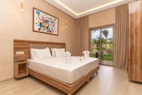 een slaapkamer met een groot bed en een groot raam bij Villa hasard in Had Abdallah Rhiat
