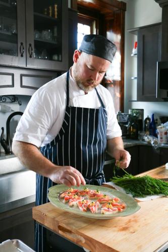 Un uomo in cucina che fa la pizza di The Willough a Conshohocken