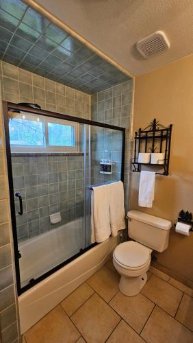 Et badeværelse på Bass Lake Cabin-Pet Friendly