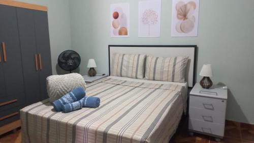 una camera da letto con un letto con due cuscini blu sopra di Casa Stepien ,Eucaliptos Fazenda Rio Grande Paraná Brazil a Fazenda Rio Grande