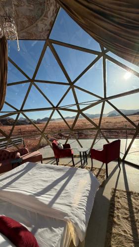 Postel nebo postele na pokoji v ubytování Wadi Rum Bubble Dream