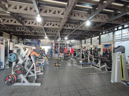 a gym with people working out in it at Apartamento completo cerca del Aeropuerto y Parque Viva 5 personas in Guácima