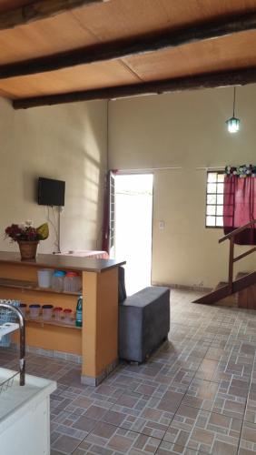 ein Raum mit einem Tisch und einer Bank in einem Raum in der Unterkunft Chale para temporada - Bonito MS in Bonito