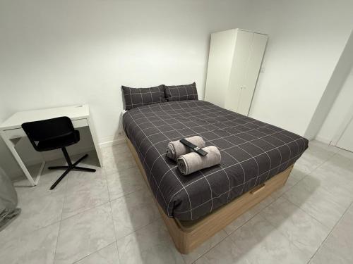 een slaapkamer met een bed met een stoel en een bureau bij Onlyroom Madrid Calatrava in Madrid