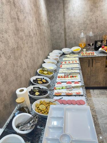 卡赫拉曼马什拉Maraş Blue Life Suit的包含许多食物的自助餐