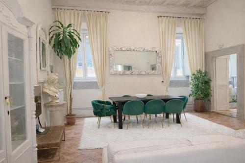 Luxury Apartment in Via dei Cartari Spacious, Elegant, Central Rome