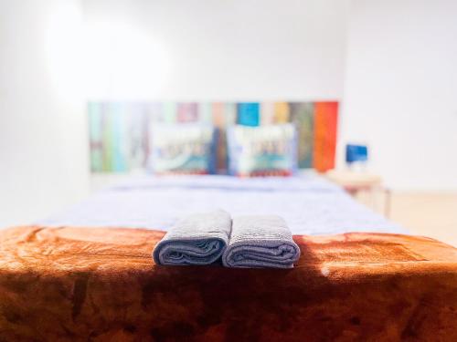 Giường trong phòng chung tại Centric Rooms Ghotic