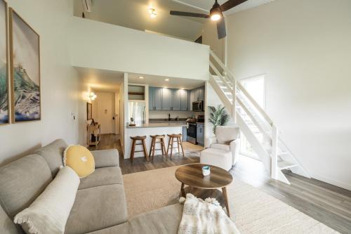 een woonkamer met een bank en een tafel bij Kuilima West 101 condo in Kawela Bay