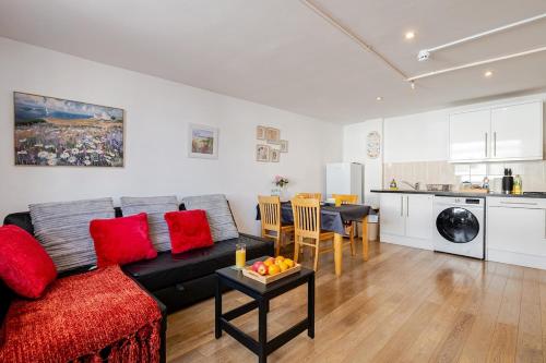 Kuchyň nebo kuchyňský kout v ubytování Modern Apartment overlooking Andover High Street