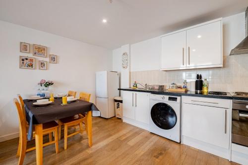 Kuchyň nebo kuchyňský kout v ubytování Modern Apartment overlooking Andover High Street