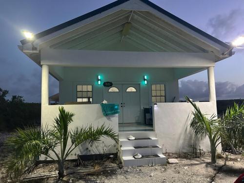 Bella Blus Villa的一栋装有绿灯的小房子