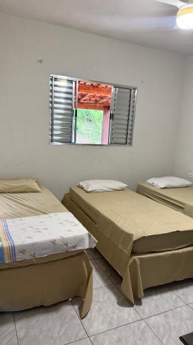 En eller flere senge i et værelse på Casa Califórnia