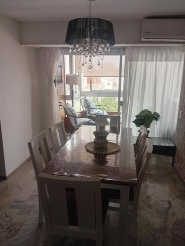 een eettafel met een potplant erop bij peninsula fontemar in Punta del Este