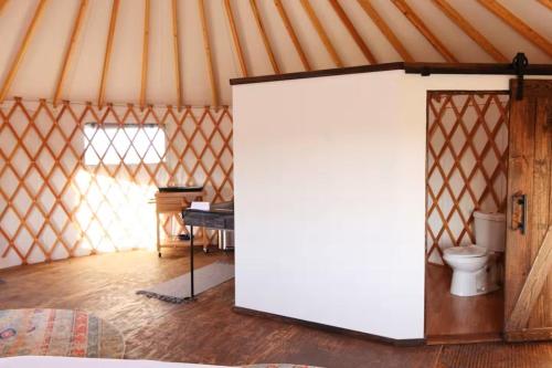 een kamer met een witte deur in een yurt bij Johnny Yurts in Johnson City