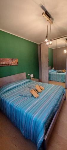 a large bed in a room with a green wall at Re Di Coppe in Torre Boldone