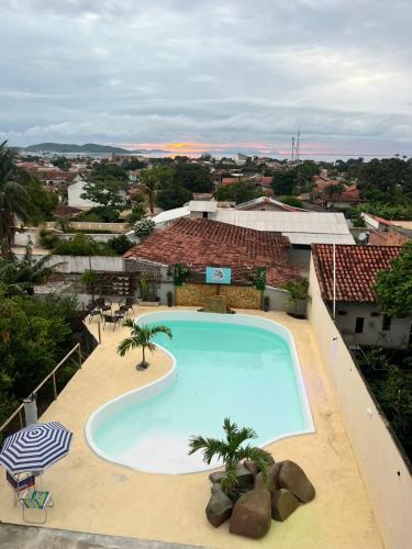 an overhead view of a swimming pool on top of a building at Suíte 1, Caminho do Mirante in Iguaba Grande