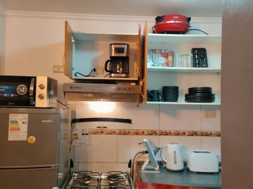 een keuken met een fornuis en een koelkast bij Departamento 2D 1B 1E in La Serena