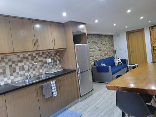 een keuken met een spoelbak en een koelkast bij CriCastelo - Alojamento Local in Trancoso