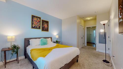 um quarto com uma cama grande e paredes azuis em Stamford Cozy Apartment with free parking em Stamford