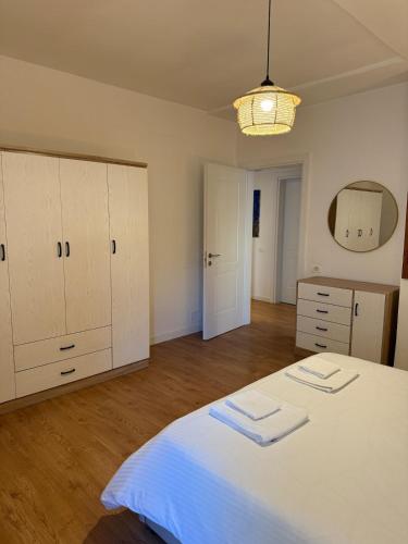 เตียงในห้องที่ Proper Apartment 1