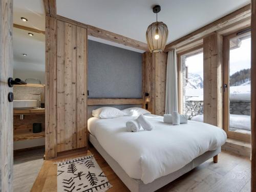 Postel nebo postele na pokoji v ubytování Chalet Élégant au Pied des Pistes à Val d'Isère - FR-1-567-139