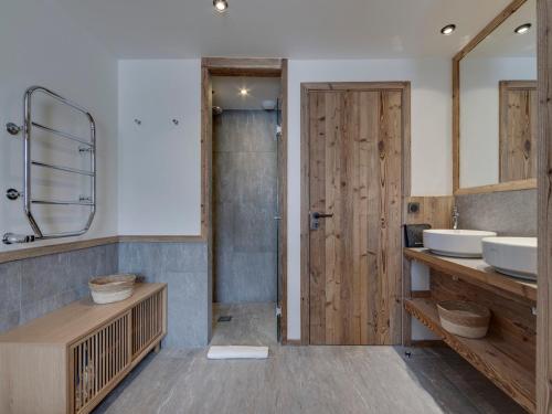 Koupelna v ubytování Chalet Élégant au Pied des Pistes à Val d'Isère - FR-1-567-139