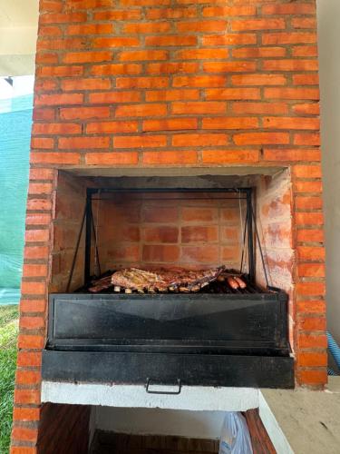 een bakstenen oven met eten erin. bij La Cumbre in Patiño