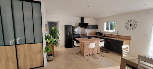 een keuken met een eiland in het midden van een kamer bij La maison du saule in Yves