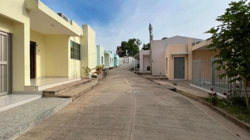 una strada vuota in una città con edifici di Hotel Zoe a Sampués