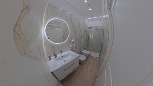 a bathroom with a sink and a mirror at Luxury Home Airport in Naples