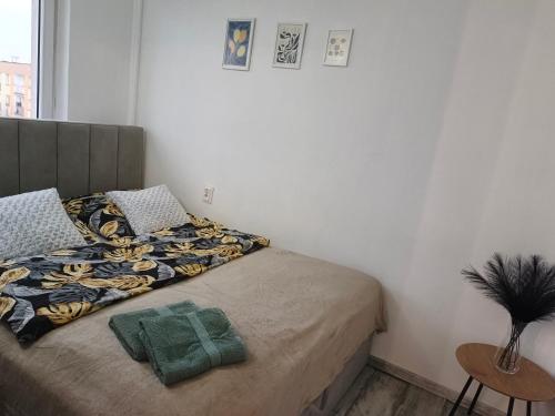 una camera da letto con un letto con una coperta verde di Perfekt Place a Oświęcim