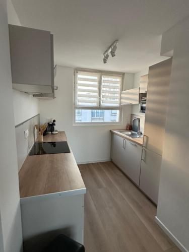 Kuchyň nebo kuchyňský kout v ubytování Appartement lumineux et calme Plage et commerces