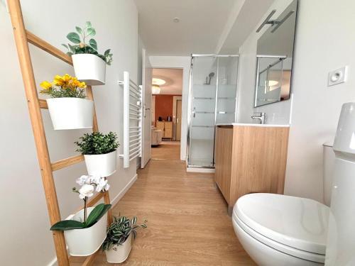 ein Bad mit WC und Pflanzen an der Wand in der Unterkunft Le chateau d'Altheis in Dole