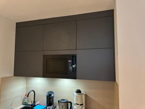 una cucina con un lavandino e un microonde di Relax 2 a Goslar