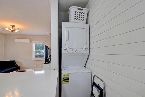 eine Küche mit einem Kühlschrank, einer Waschmaschine und einem Trockner in der Unterkunft 4 Blocks from King Street, Classic, Cool, Quiet in Charleston