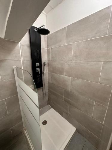 un piccolo bagno con doccia e WC di AZUR HOTEL a Saint-Denis