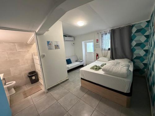 Postel nebo postele na pokoji v ubytování AZUR HOTEL